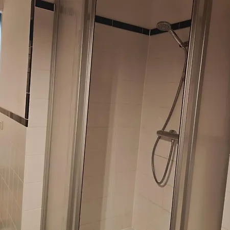 Stilvolles Altbauzimmer Mit Kingsize-bett 뤼베크